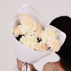 Нежный букет белая французская роза и розовый диантус